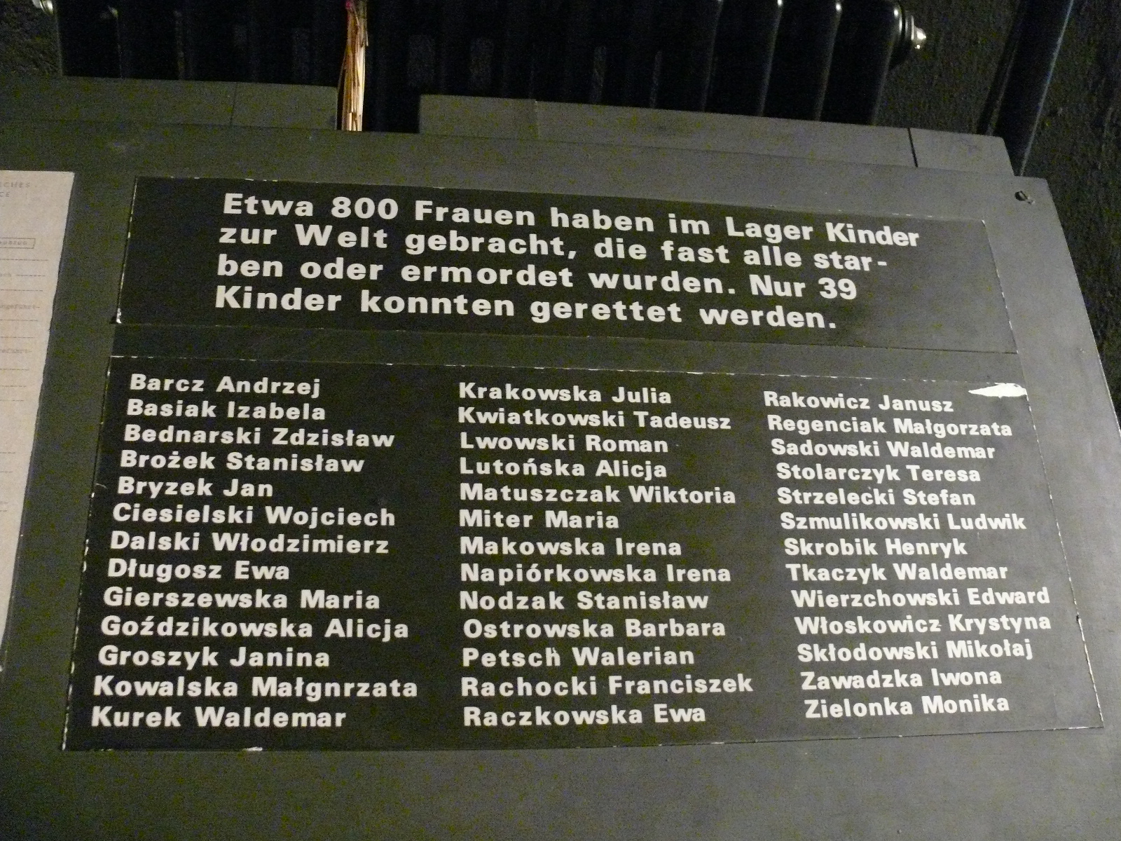 Polnischer Gedenkraum: Namen der überlebenden polnischen Kinder  