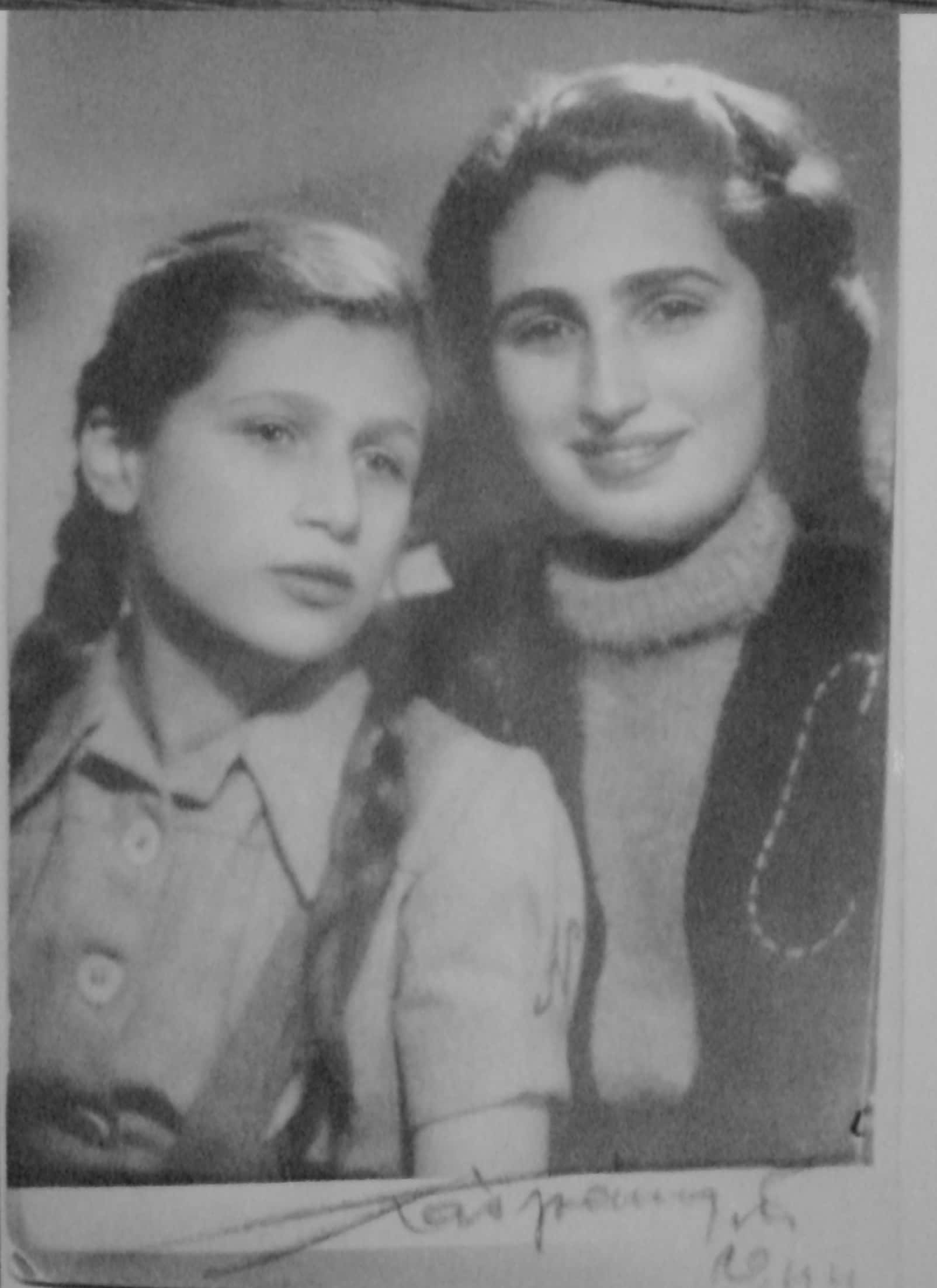 Eva Turcu with her younger sister, Photo privat